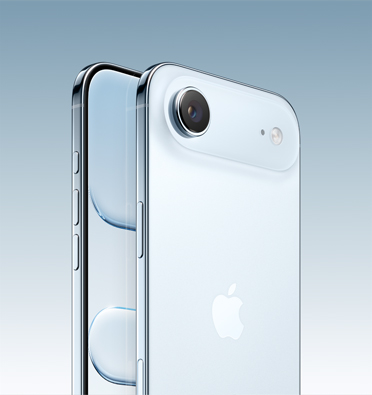 iPhone Air en acabado azul cielo, con parte de la pantalla visible y vista lateral que permite ver el Botón de Acción, el botón de volumen y el botón lateral. Parte trasera con el sistema avanzado de cámara en la esquina superior izquierda.