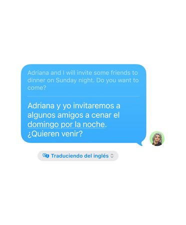 Traducción en Vivo en Mensajes, con el mensaje “Adriana y yo invitaremos a algunos amigos a cenar el domingo por la noche. ¿Quieren venir?” traducido automáticamente del inglés.
