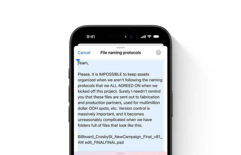 Un iPhone affiche les instructions étape par étape pour programmer l’envoi d’un SMS