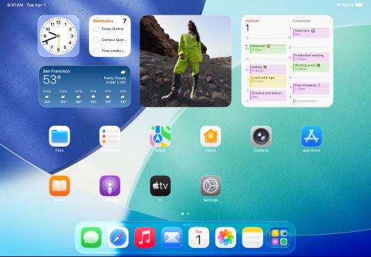 Trois modèles d’iPad, orientation paysage, avec le modèle au centre devant les deux autres, un Apple Pencil fixé de façon magnétique à son sommet, l’écran central montre l’écran d’accueil où s’affichent des icônes d’app colorées à effet Liquid Glass, l’écran de gauche montre l’app Aperçu, l’écran de droite montre l’écran d’accueil avec des fichiers qui sortent du Dock