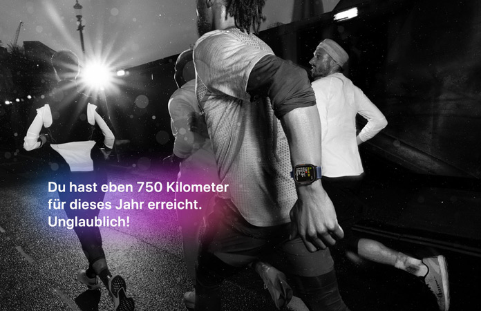 Schwarz-Weiss-Foto von Menschen, die joggen, Text über Foto: Du hast gerade die Marke von 750 Kilometern für das Jahr geknackt. Unglaublich!