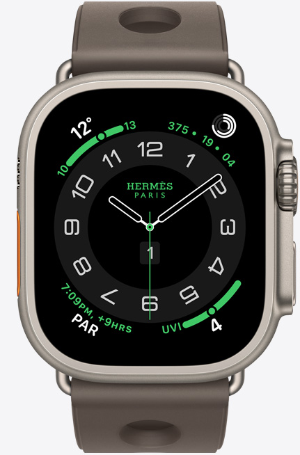 Apple Watch Hermès Ultra 3，採用原色鈦金屬錶殼，Hermès Circulaire 錶面展示複雜功能：天氣、健身記錄圓圈、巴黎時間、紫外線指數；機身右側備有數碼錶冠、咪高風和凸起的側邊按鈕；配搭 Gris Titane 鈦灰色 Scub'H Diving 錶帶