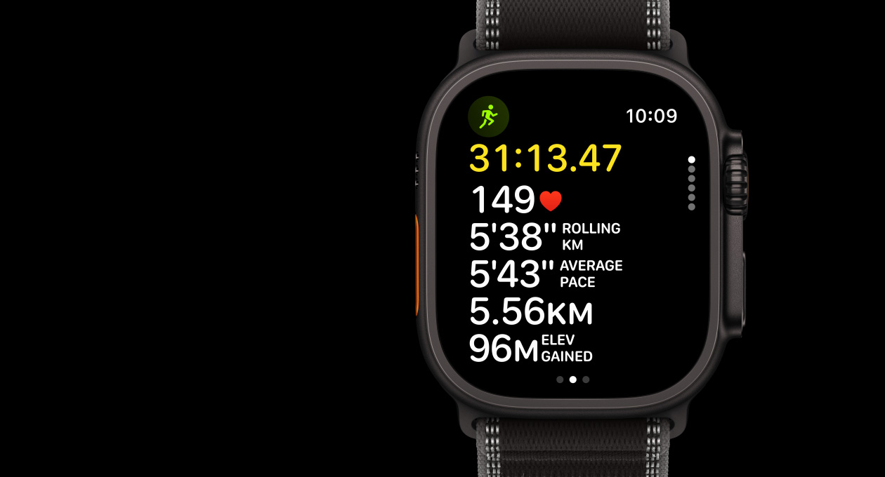 Apple Watch Ultra 3, fekete titántok, Edzés app, Kültéri futás, a tok bal oldala, Művelet gomb, a tok jobb oldala, Digital Crown, oldalsó gomb, szíj, fekete-hamuszürke Terep pánt