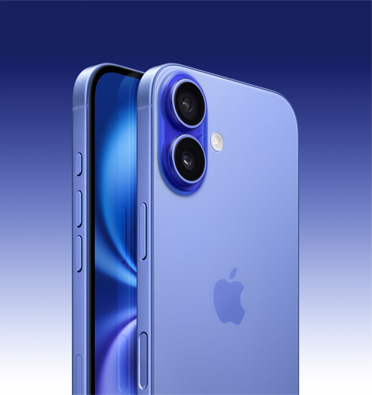 Ultramarinszínű iPhone 16 elöl- és hátulnézetből, enyhén oldalra fordítva, Művelet gombbal, hangerőgombokkal és oldalsó gombbal, a szemből mutatott készüléken részlegesen kitakart kijelzővel, a másik hátoldalának bal felső sarkában fejlett duplakamera-rendszerrel.