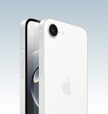 Fehér iPhone 16e elöl- és hátulnézetből, enyhén oldalra fordítva, Művelet gombbal, hangerőgombokkal és oldalsó gombbal, a szemből mutatott készüléken részlegesen kitakart kijelzővel, a másik hátoldalának bal felső sarkában kettő az egyben kamerarendszerrel.
