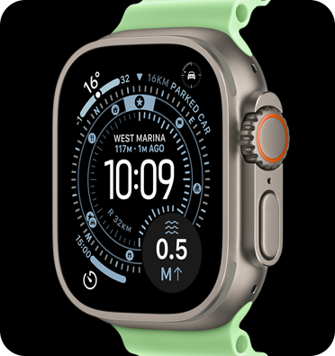 Ezüstszínű titántokos Apple Watch Ultra 3 zöld szíjjal.