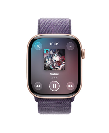 ローズゴールドアルミニウムケースのApple Watch Series 11。Apple Musicのコントロールとワークアウトのプレイリストが表示されている。右側の外観にはDigital Crownがあり、パープルフォグのスポーツループバンドが取りつけられている