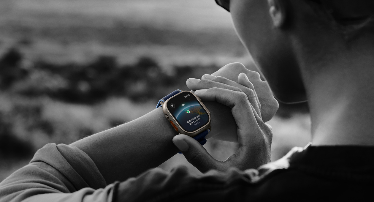 ハイキング中にApple Watch Ultra 3で双方向衛星通信機能を使っている人物