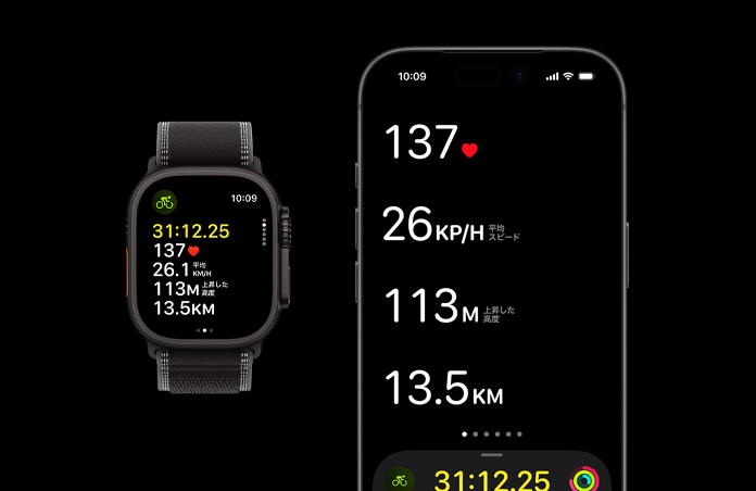 Apple Watch Ultra 3、カラーはブラック、チタニウムケース、トレイルループ、カラーはブラック/チャコール、iPhone、両方のデバイスに作動中のワークアウトの測定値が表示されている
