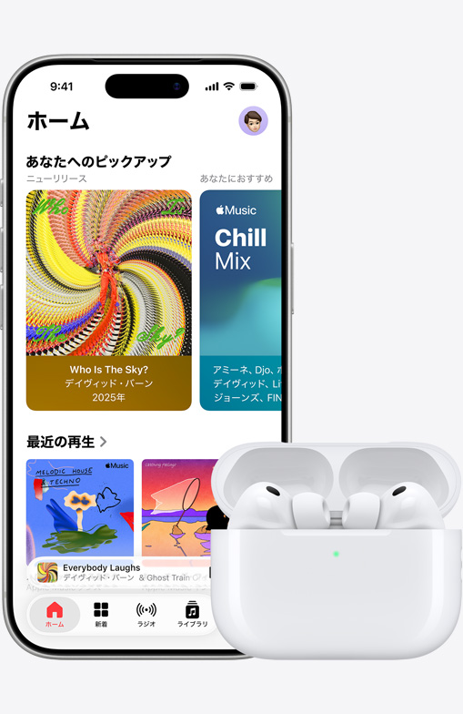 Apple Musicで曲を再生中のiPhone 16の画像。隣にAirPodsが置かれている