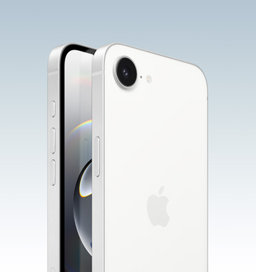 ホワイトの仕上げのiPhone 16eを斜め横から見た図。ディスプレイの一部分と本体側面のアクションボタン、音量調節ボタン、サイドボタンが見えている。背面の外観では、左上角にツーインワンのカメラシステムが見えている