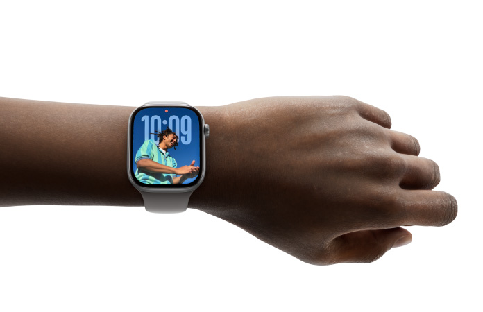 Apple Watch Series 11에서 손목 돌리기 제스처를 사용해 날씨 알림을 해제하는 사람의 모습
