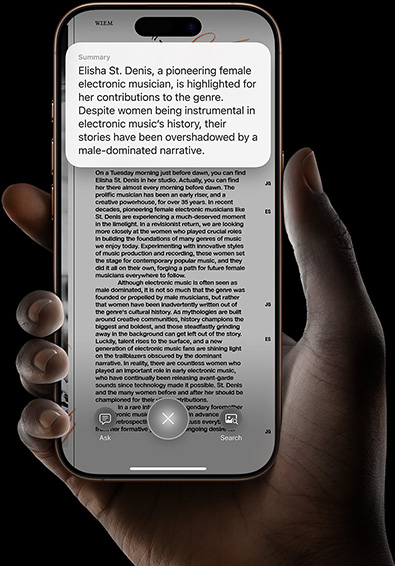 한 손에 든 iPhone 16 Pro 화면에 비주얼 인텔리전스로 검색한 결과가 표시되어 있는 모습.
