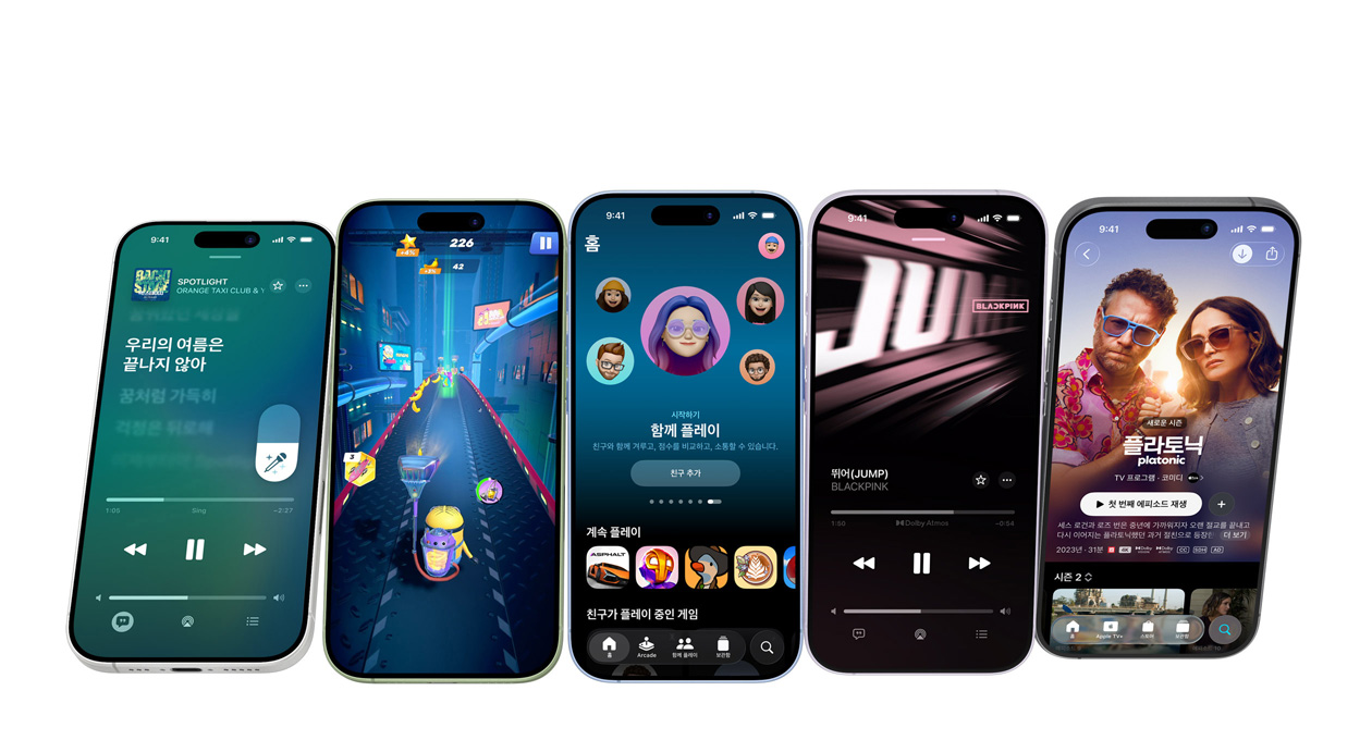 화면에 다양한 앱이 표시되어 있는 여러 색상의 iPhone 17 기기들