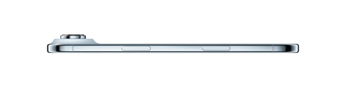 스카이 블루 색상 iPhone Air의 옆면. 매우 얇은 두께, Fusion 카메라 시스템, 측면 버튼, 카메라 컨트롤이 보입니다.