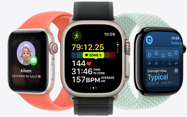 세 개의 Apple Watch 모델이 나열된 모습으로, 가운데에는 블랙 밴드가 장착된 내추럴 컬러 모델 화면에 심박수 정보와 함께 진행 중인 러닝이 표시되고, 오른쪽에는 아쿠아마린 밴드가 장착된 제트 블랙 모델 화면에 활력 징후가 표시된 모습, 그리고 왼쪽에는 탠저린 밴드가 장착된 스타라이트 모델 화면에 얼굴 젠모지가 표시된 모습