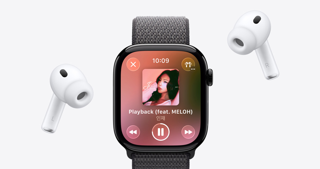실리콘 팁이 보이는 화이트 색상의 AirPods Pro 3와 Apple Music을 재생 중인 광책 처리된 제트 블랙 색상 알루미늄 케이스의 Apple Watch Series 11