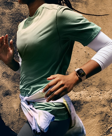A person tracks their run on Apple Watch SE 3