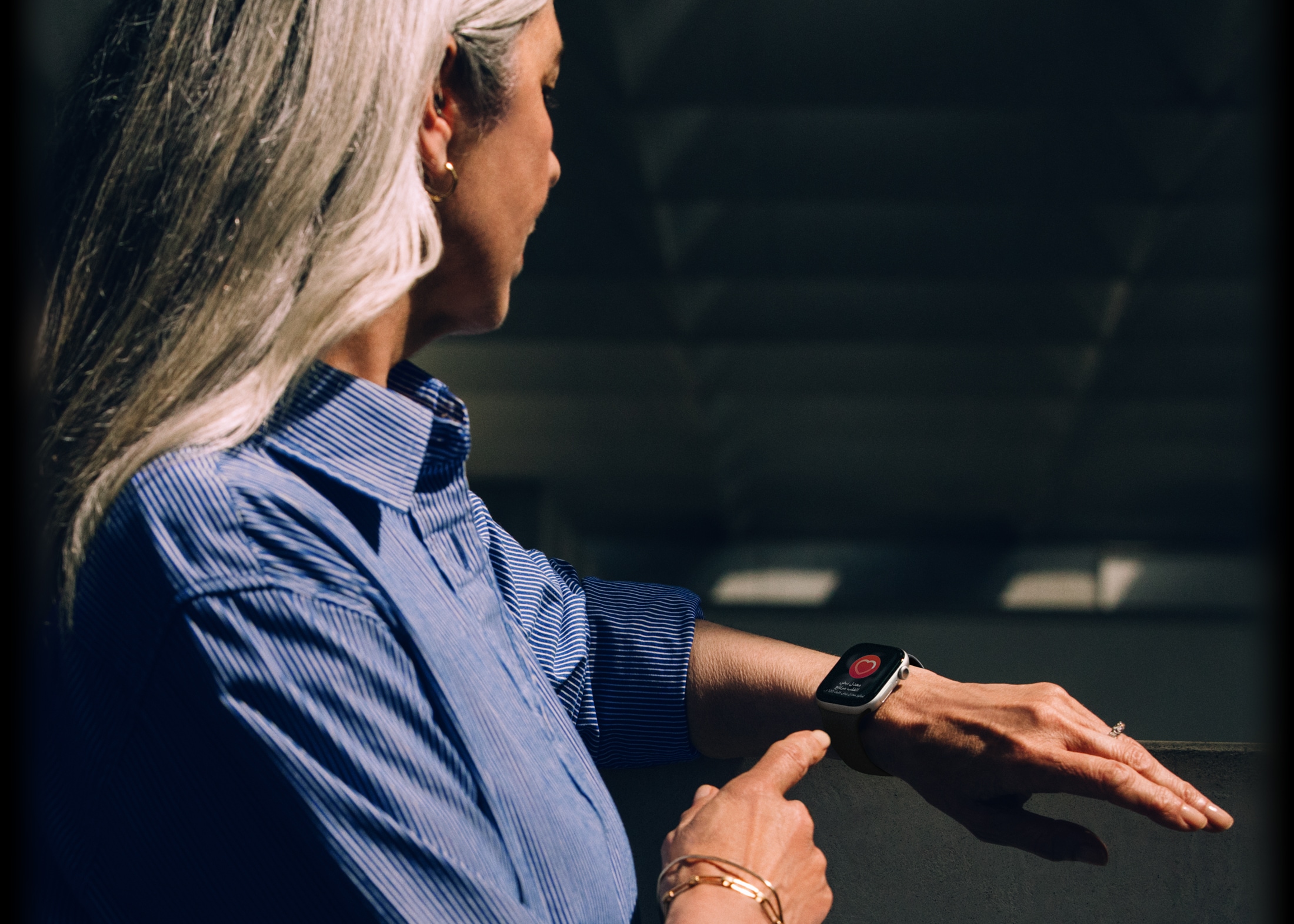 شخص يقرأ إشعاراً لمعدل نبض القلب على ساعة Apple Watch Series 11‏