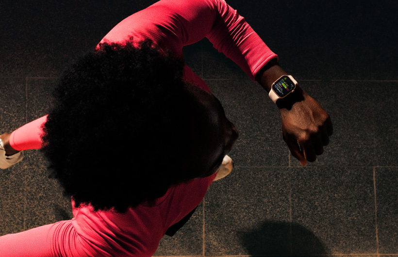 一個人在跑步時，利用 Apple Watch Series 11 的體能訓練 app 查看進度
