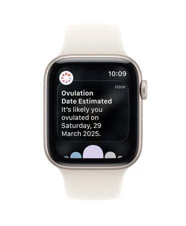 Apple Watch SE 3，採用星光色鋁金屬錶殼，展示透過健康 app 經期追蹤收到的排卵日期回溯推算通知；機身設有數碼錶冠，配搭星光色運動錶帶