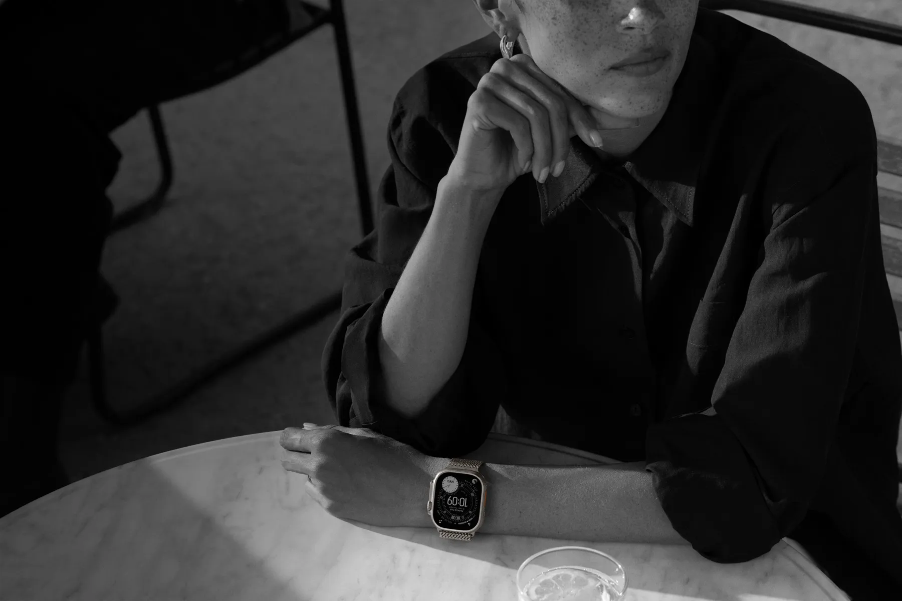 一個人外出晚餐時，戴著 Apple Watch Ultra 3