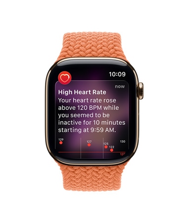 Apple Watch Series 11 z kopertą z tytanu w kolorze złotym, widać powiadomienie o wysokim tętnie, pleciona opaska Solo w kolorze kurkumy