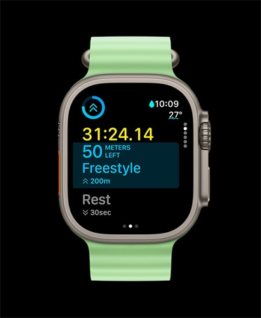 Apple Watch Ultra 3 z kopertą z tytanu w kolorze naturalnym, w aplikacji Trening widać kartę treningu własnego oraz widok Następne, zegarek ma pasek Ocean w kolorze neonowej zieleni