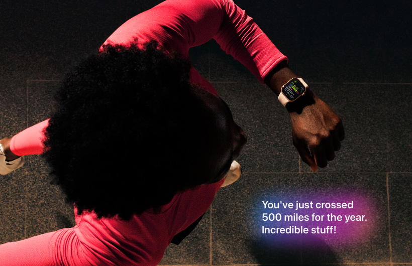 Koşarken Apple Watch Series 11’deki Antrenman uygulamasında ilerlemesini kontrol eden bir kişi