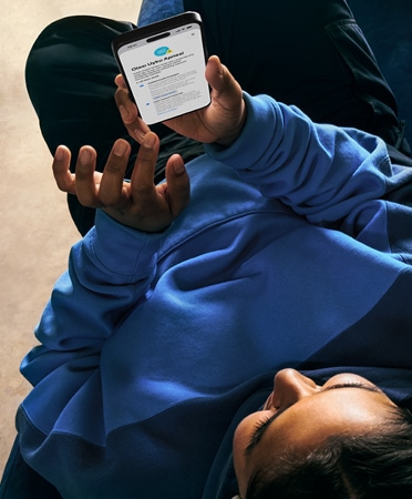 Yukarıdan görülen iPhone 15 Pro Max’in Kullanıcı Arayüzünde Sağlık uygulaması ve Uyku Apnesi sayfası görülüyor