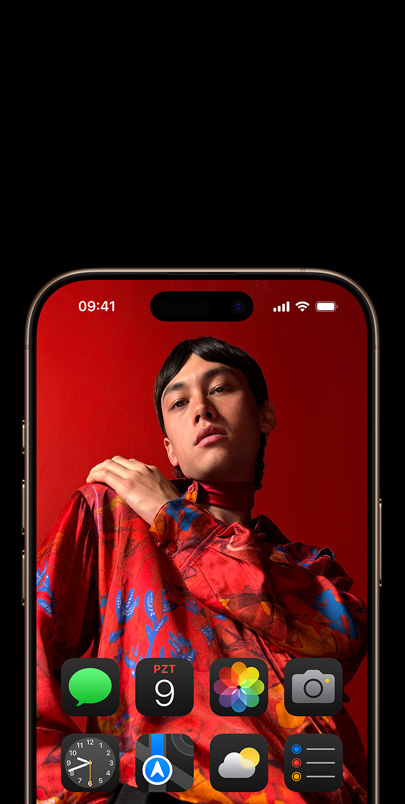 Ekranında pembe bir flamingonun hareketli bir yan profil fotoğrafı ve benzer renkte araç takımları görünen bir iPhone.