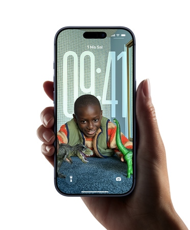 Saat göstergesinin kilit ekranındaki görsele dinamik olarak uyum sağlamasına imkan veren yeni Liquid Glass tasarımı gösteren bir iPhone aygıtını tutan bir el