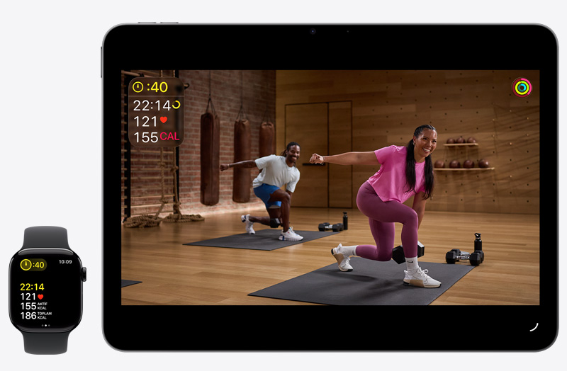 Apple Watch bir antrenmanı takip ediyor, iPad’de canlı fitness dersi oynatılıyor