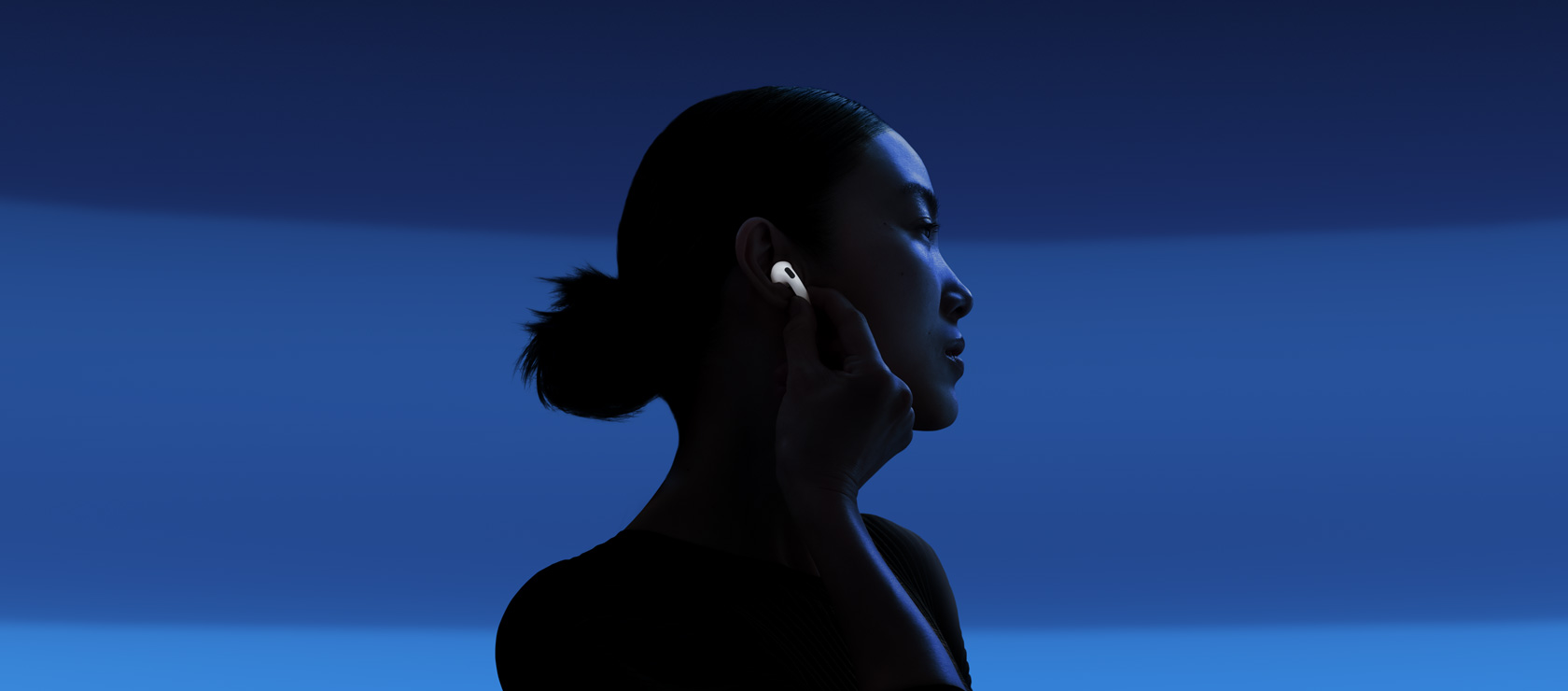Nya AirPods 4 i närbild, sedda framifrån och bakifrån.