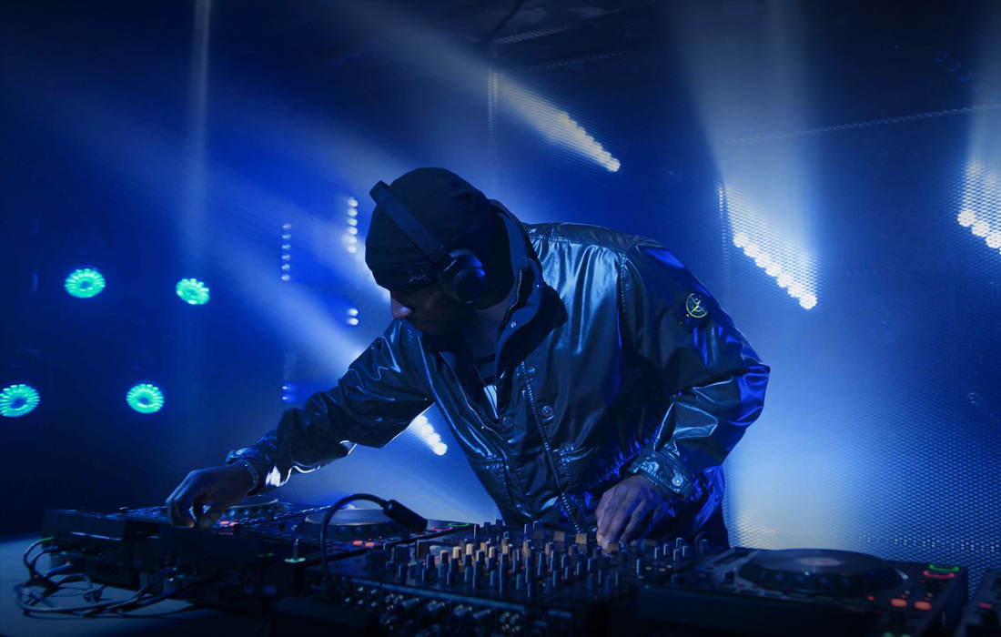 Un DJ tocando en un concierto de música en vivo.