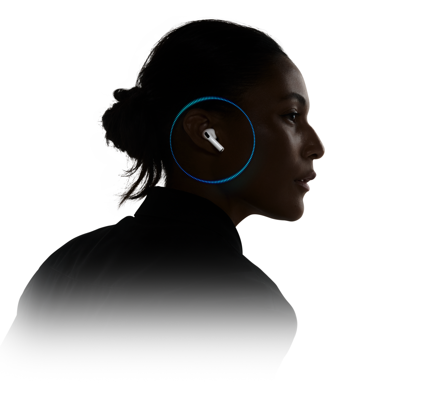 Una persona usando unos AirPods Pro 3 con ondas sonoras rodeando su oreja.