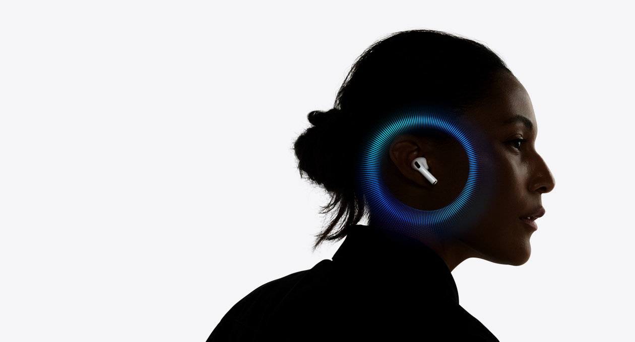 一個人戴住 AirPods Pro 3，跳動的聲波圍繞一邊耳朵