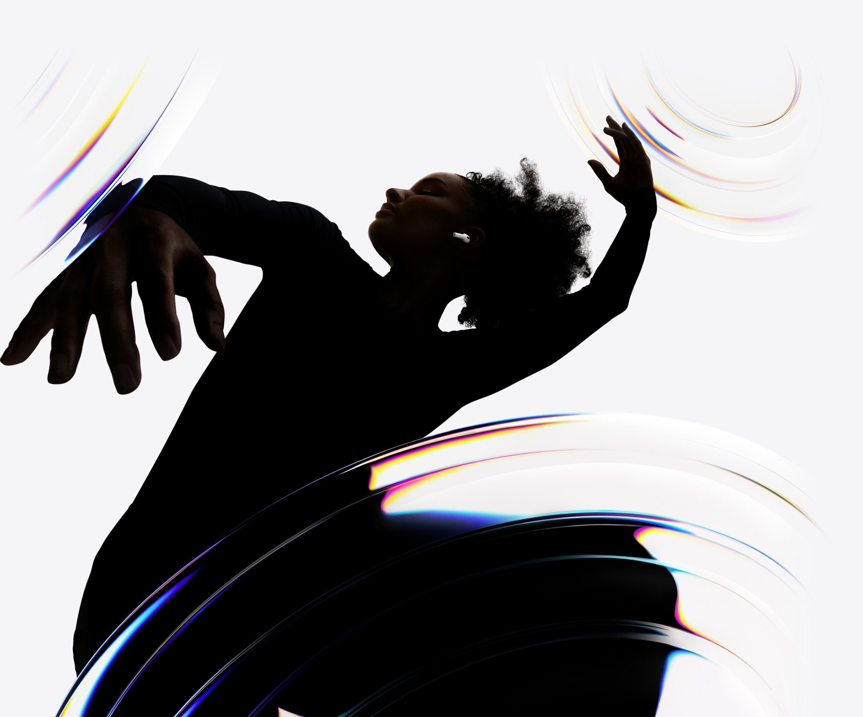 一名舞者的耳朵戴著 AirPods Pro 3，正在享受免持的聆聽體驗