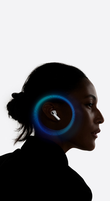 一個人戴住 AirPods Pro 3，聲波圍繞一邊耳朵