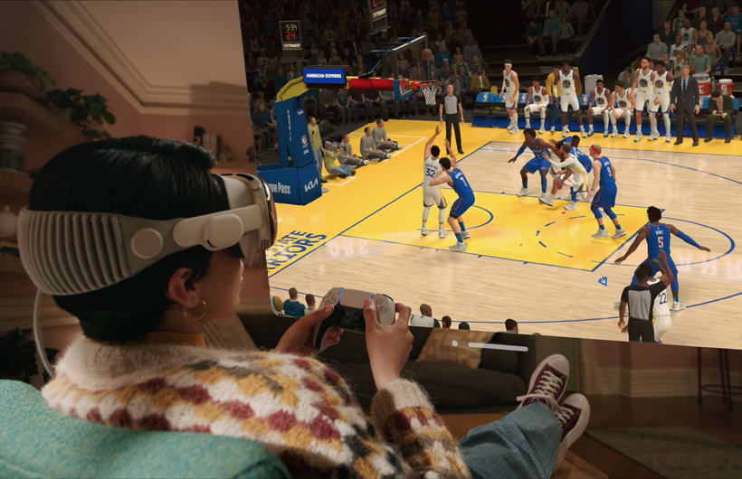 Eine Person, die ein Spiel mit der Apple Vision Pro spielt