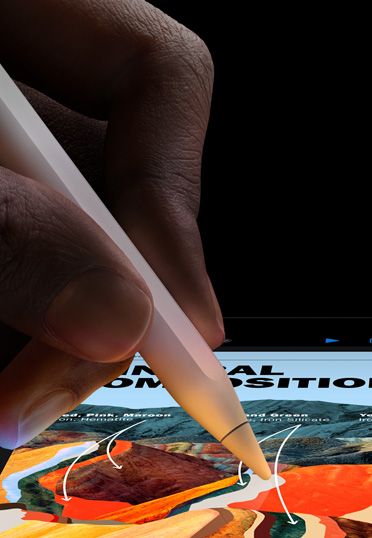一張特寫照片，展示了一隻手拿著 Apple Pencil Pro。iPad 屏幕上顯示的是一場演示文稿。