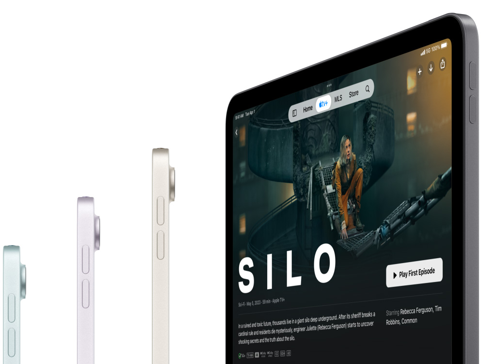 Pohled z boku na tři modely iPadu Air, na čtvrtém iPadu Air je otevřený seriál Silo v Apple TV Plus