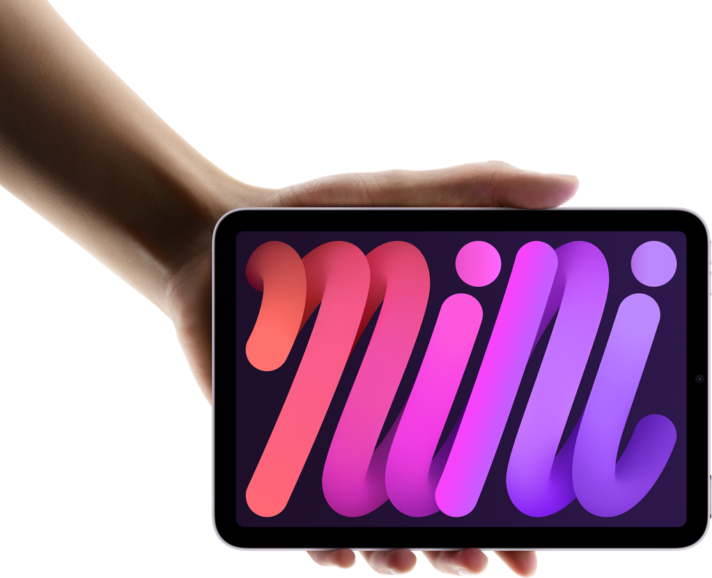 iPad mini يحمله المستخدم بيد واحدة في وضع أفقي لإظهار صغر حجمه وسهولة حمله.