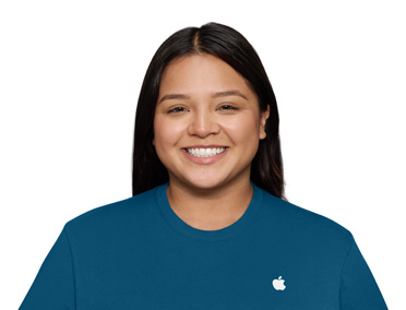 一個 Apple 員工身穿藍色制服，對著鏡頭微笑。