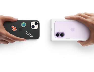 一隻手拿著用以換購的 iPhone 13，換取另一隻手上全新連包裝盒的 iPhone 17；iPhone 13 機背朝上並套有貼著幾張貼紙的矽膠護殼