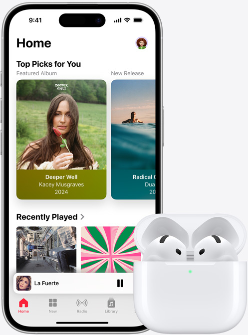 iPhone 16 avec de la musique en cours de lecture, à côté d’AirPods