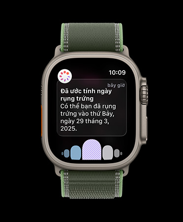 Apple Watch Ultra 3, vỏ titan tự nhiên, thông báo ước tính ngày rụng trứng từ tính năng Theo Dõi Chu Kỳ trong ứng dụng Sức Khỏe, dây đeo, Dây Quấn Trail, xanh dương/xanh dương sáng