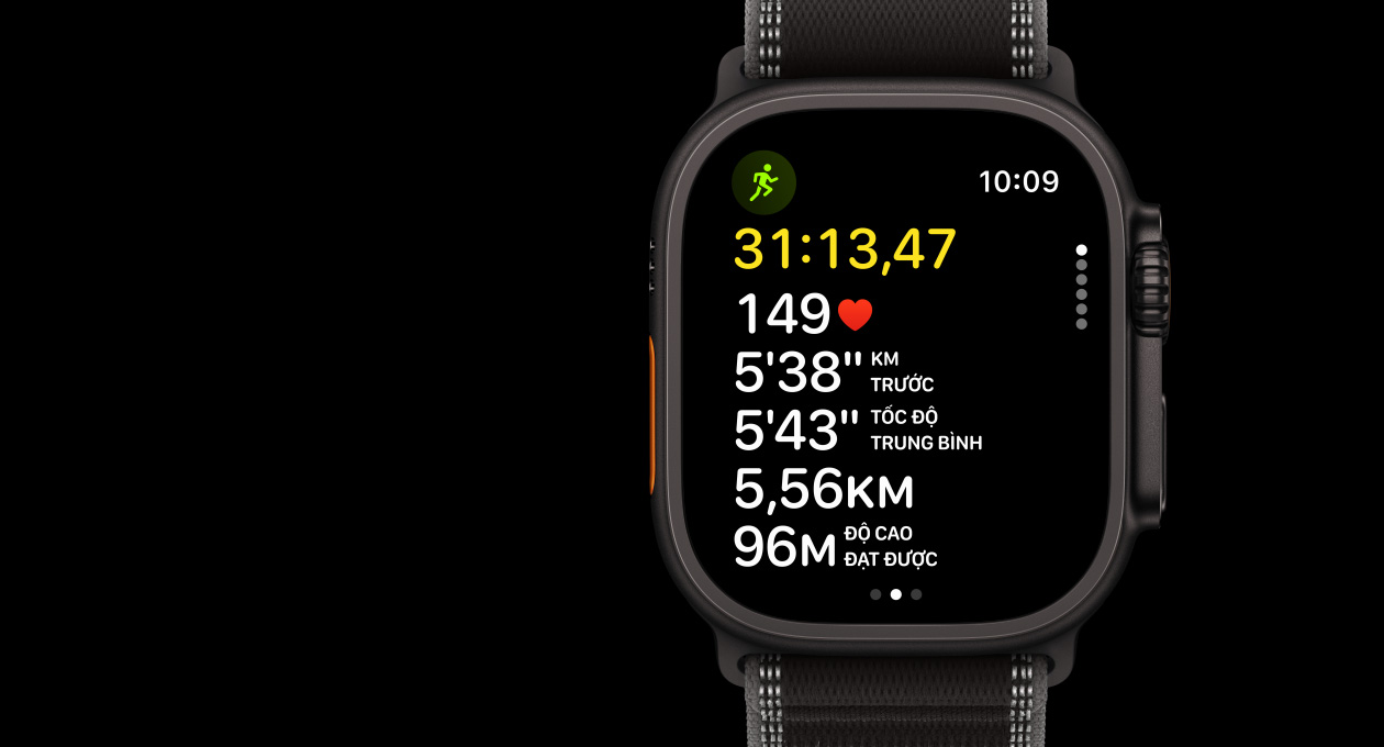 Apple Watch Ultra 3, màu đen, vỏ titan, ứng dụng Bài Tập, Chạy Bộ Ngoài Trời, mặt ngoài bên trái, nút Tác Vụ, mặt ngoài bên phải, Digital Crown, nút sườn, dây đeo, Dây Quấn Trail, màu đen/than