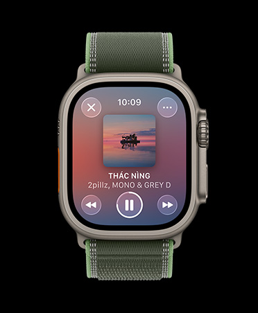 Apple Watch Ultra 3, màu tự nhiên, vỏ titan, gợi ý danh sách phát cho bài tập trên Apple Music, dây đeo, Dây Quấn Trail màu xanh dương/xanh dương sáng