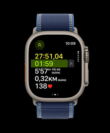 Apple Watch Ultra 3, màu tự nhiên, vỏ titan, chỉ số nâng cao của bài tập Chạy Bộ Ngoài Trời, dây đeo, Dây Quấn Trail, màu xanh dương sáng